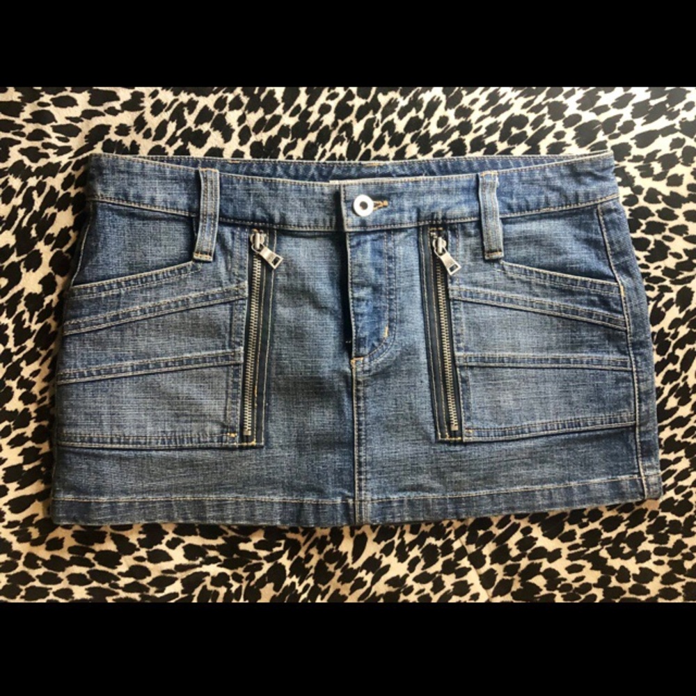 💜SOLD💜 Y2k Guess mini denim skirt with zippers
